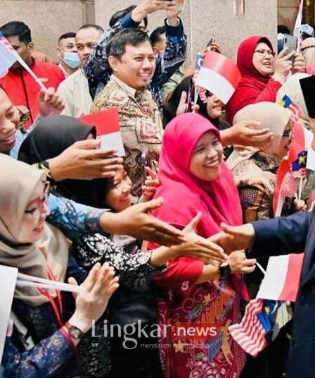 Tiba di Malaysia Presiden di sambut Masyarakat dan Pelajar