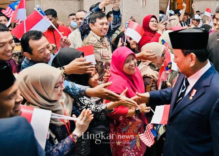 Tiba di Malaysia Presiden di sambut Masyarakat dan Pelajar