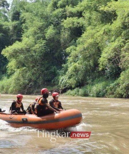 Kakek 70 Tahun Terbawa Arus Banjir di Kediri Belum Ditemukan 7 Kakek 70 Tahun Terbawa Arus Banjir di Kediri Belum Ditemukan