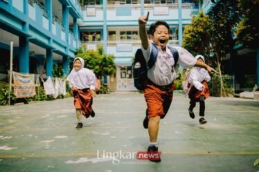 Kebijakan Sekolah di Jabar Masuk Pukul 06.00 DPR Tolong Kaji Lebih Dalam