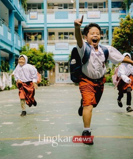 Kebijakan Sekolah di Jabar Masuk Pukul 06.00 DPR Tolong Kaji Lebih Dalam