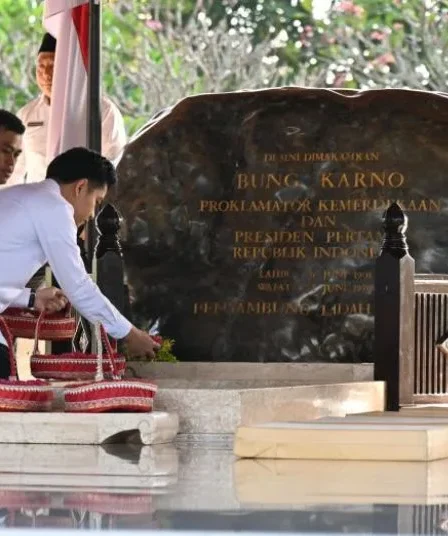 Kunjungi Blitar, Gibran Sempatkan Ziarah ke Makam Bung Karno 5 gibran