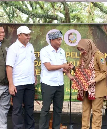 Menhut Serahkan 152 Ha Kawasan Hutan di Banyuwangi untuk Permukiman 3 Menhut Serahkan 152 Ha Kawasan Hutan di Banyuwangi untuk Permukiman