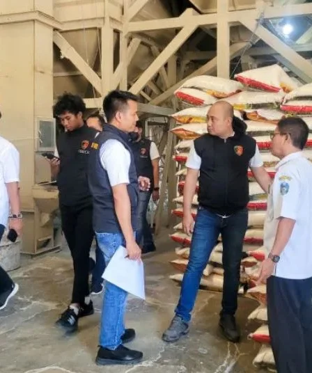 Kasus Oplosan Mencuat, Distributor dan Produsen Beras di Situbondo Disidak 2 beras