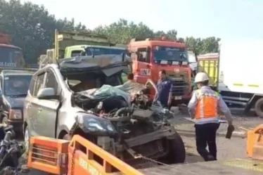 Mobil Tabrak Truk Muatan Tepung di Tol Jombang Mojokerto 3 Orang Tewas
