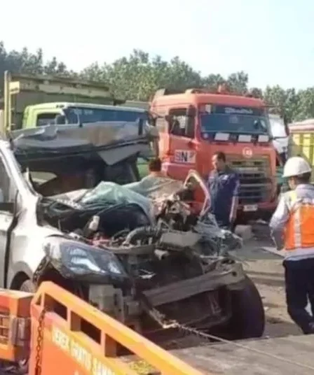 Mobil Tabrak Truk Muatan Tepung di Tol Jombang Mojokerto 3 Orang Tewas
