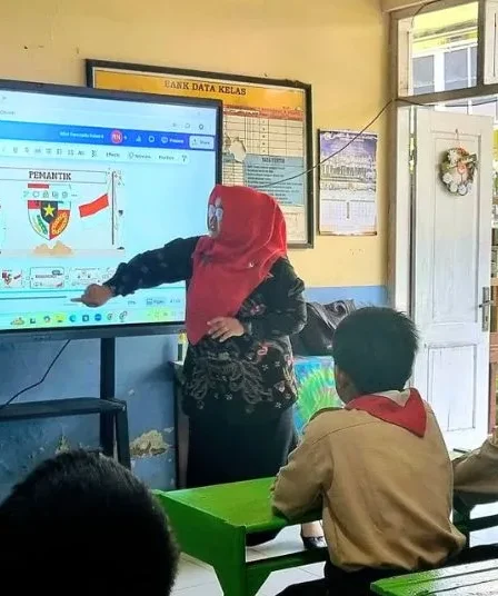 Netizen Kritik Kemendikdasmen Bagi Bagi Smart Board ke SMP NegeriSwasta