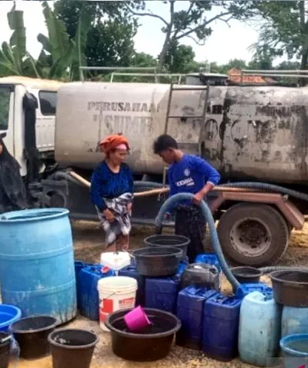 Dilanda Kekeringan! Pemkab Bangkalan Salurkan Bantuan Air Bersih 2 kekeringan bangkalan madura jatim