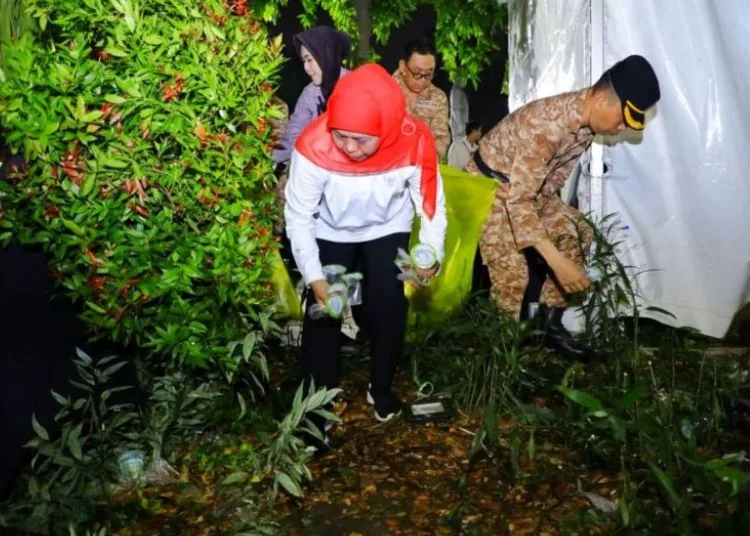 Taman Apsari Surabaya Dipastikan Kembali Bersih Usai Pesta Rakyat HUT ke-80 RI 1 khofifah 5