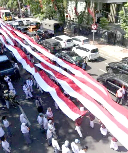 Jatim Pecahkan Dua Rekor MURI di HUT ke-80 RI 1 rekor muri bendera terpanjang di indonesia