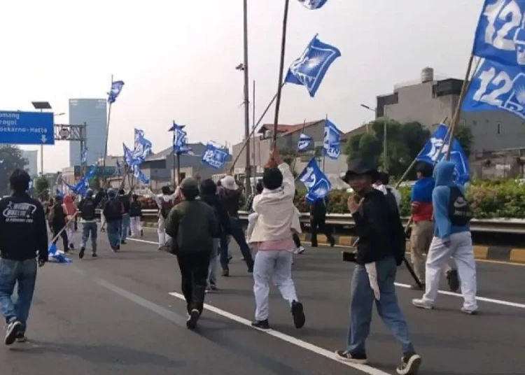 Massa Demo di DPR Kibarkan Bendera PAN, Bima Arya Angkat Bicara 1 result IMG 20250825 150939.jpg