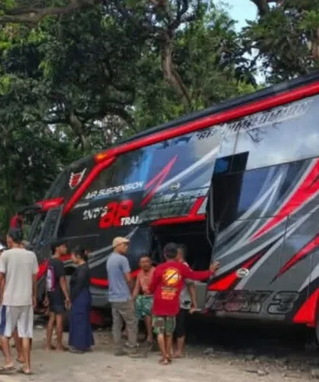 Kecelakaan bus rombongan RS Bina Sehat Jember