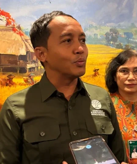 Menhut Raja Juli Antoni