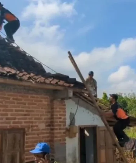 Puluhan Rumah Rusak Diterjang Puting Beliung di Madiun