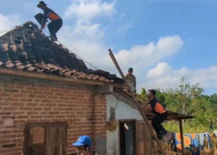 Puluhan Rumah Rusak Diterjang Puting Beliung di Madiun 1 Puluhan Rumah Rusak Diterjang Puting Beliung di Madiun