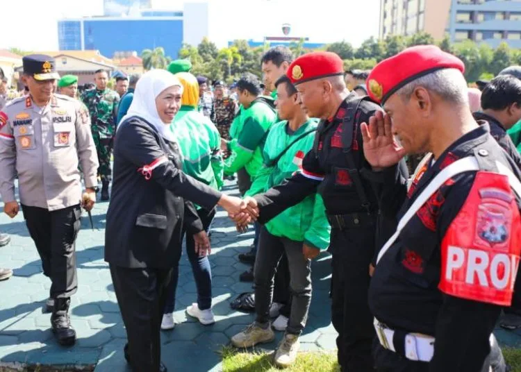Khofifah Ajak Masyarakat Hidupkan Kembali Siskamling Jaga Jatim Tetap Kondusif 1 khofifah 7