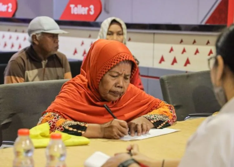 Ratusan Lansia di Kediri Terima Bansos PKH Plus Rp500 Ribu 1 lansia 1