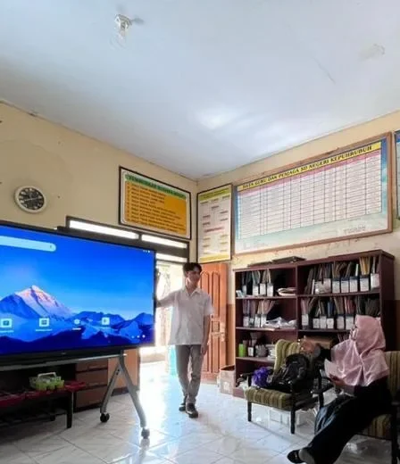 400 Sekolah di Ponorogo Terima Bantuan Smart Digital Screen untuk Tingkatkan Kualitas Belajar