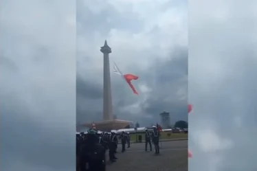 Bendera merah putih robek saat gladi HUT TNI