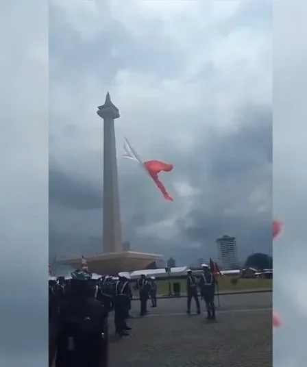 Bendera merah putih robek saat gladi HUT TNI