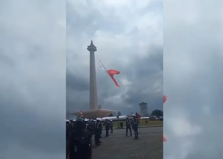 Bendera merah putih robek saat gladi HUT TNI