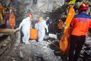 Evakuasi korban musala ponpes di Sidoarjo ambruk