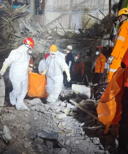 Evakuasi korban musala ponpes di Sidoarjo ambruk