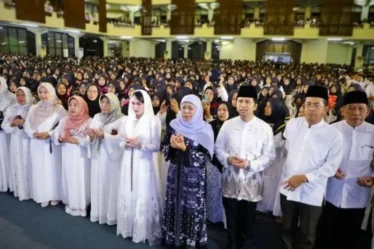 Gubernur Wagub Jatim dan Ribuan Santri Doakan Korban Ponpes Al Khoziny