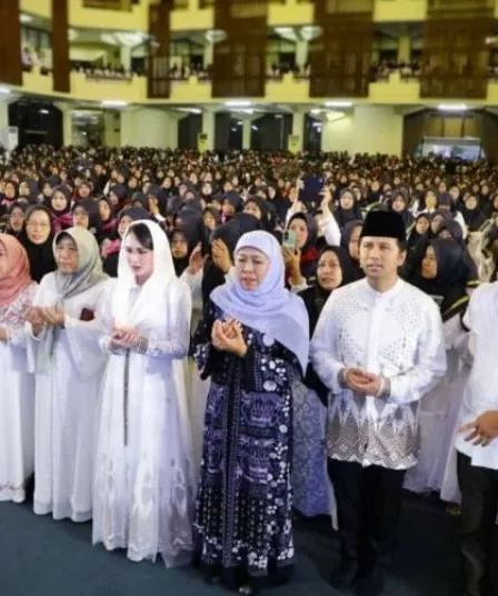 Gubernur Wagub Jatim dan Ribuan Santri Doakan Korban Ponpes Al Khoziny