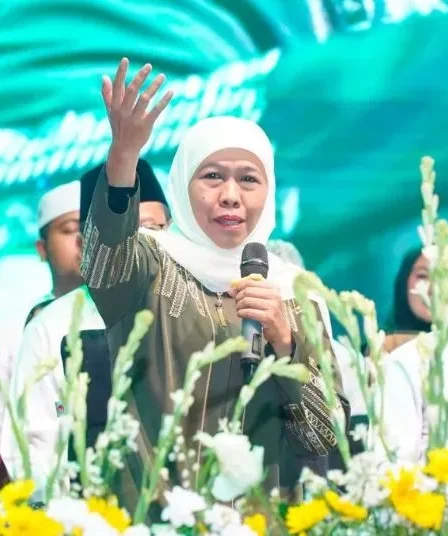 Khofifah Dapat Pesantren Award Kategori Kontribusi 3 Fungsi Pesantren