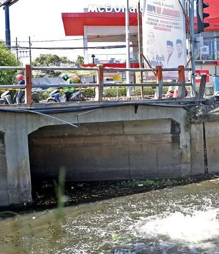 Pemkot Surabaya pastikan semburan berbau gas di Rungkut Tengah aman