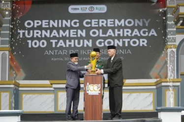 Ribuan alumni Pondok Modern Darussalam Gontor PMDG dari berbagai negara memadati kampus pusat Gontor untuk menghadiri pembukaan Turnamen Olahraga Antar PC Ikatan Keluarga Pondok Modern IKPM se Dunia