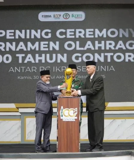 Ribuan alumni Pondok Modern Darussalam Gontor PMDG dari berbagai negara memadati kampus pusat Gontor untuk menghadiri pembukaan Turnamen Olahraga Antar PC Ikatan Keluarga Pondok Modern IKPM se Dunia