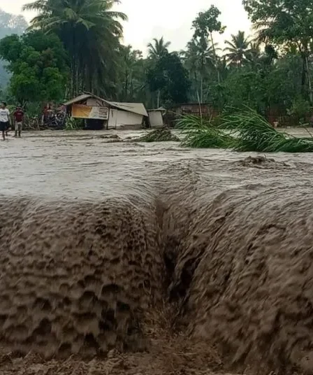 Gunung Semeru Erupsi Letusan hingga 1 Kilometer serta Banjir Lahar