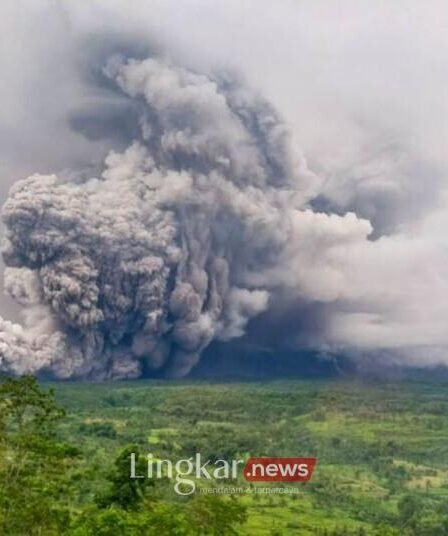 Gunung Semeru meletus