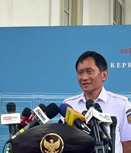 KRL Berdempetan Prabowo Perintahkan PT KAI Tambah Gerbong agar Nyaman