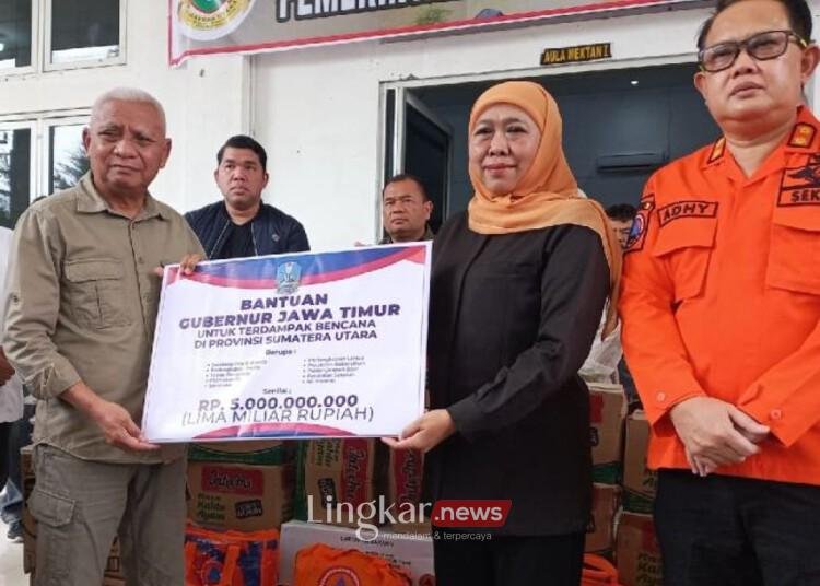 Khofifah Serahkan Bantuan Logistik Senilai Rp5 Miliar untuk Korban Banjir Sumut 1 Khofifah serahkan bantuan untuk korban banjir Sumut