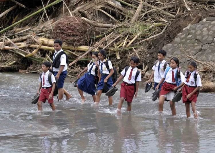 Prabowo Targetkan Bangun 300 Ribu Jembatan untuk Siswa di Pelosok 1 Prabowo Targetkan Bangun 300 Ribu Jembatan untuk Siswa di Pelosok