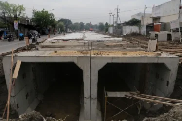 Proyek drainase di Surabaya