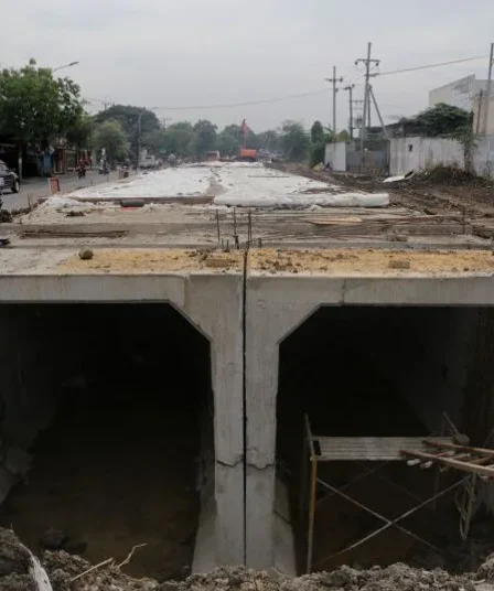 Proyek drainase di Surabaya