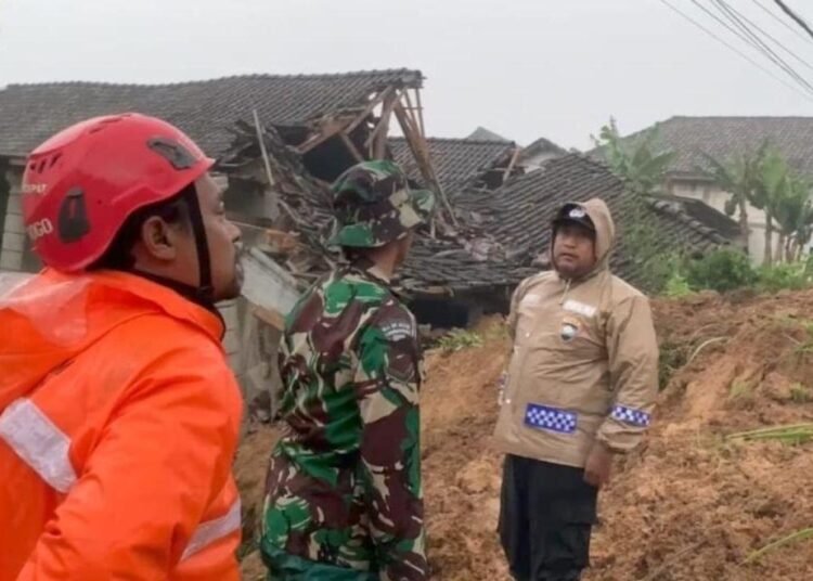 Tebing Longsor Timbun Rumah hingga Kendaraan di Ponorogo, 11 Warga Mengungsi 1 unnamed file 38 750x536 1
