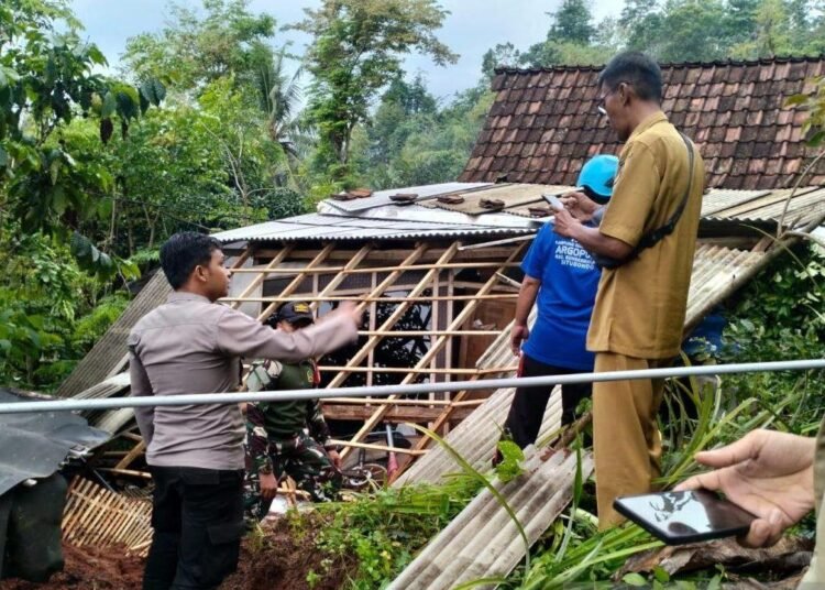 Potensi Longsor Susulan, Tenda Darurat Disiagakan di Alastengah Situbondo 1 unnamed file 99 750x536 1