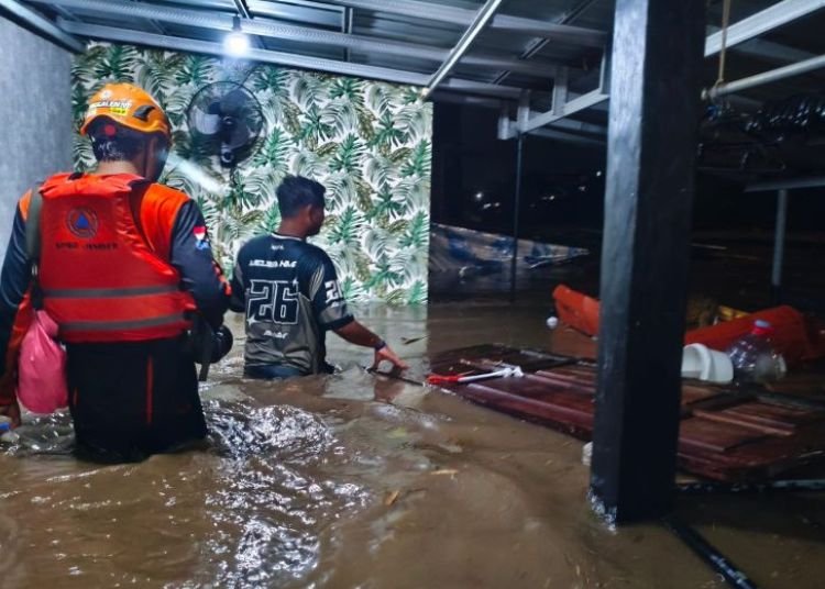 1271 KK Terdampak Banjir di Jember Sebagian Warga Terpaksa Ngungsi