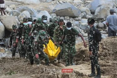 Evakuasi korban bencana Sumatra