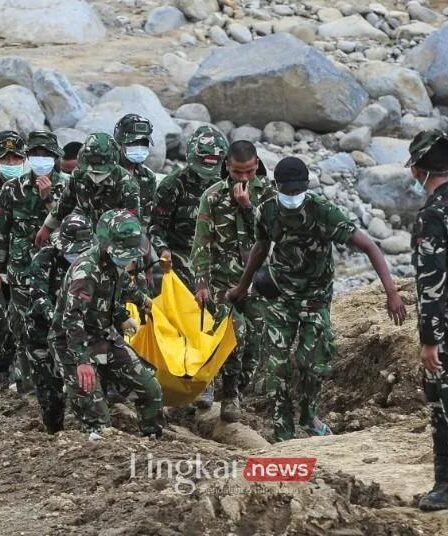 Evakuasi korban bencana Sumatra