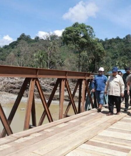 Prabowo seberangi jembatan bailey yang baru rampung dipasang di Garoga 750x536 1