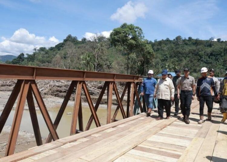 Prabowo seberangi jembatan bailey yang baru rampung dipasang di Garoga 750x536 1