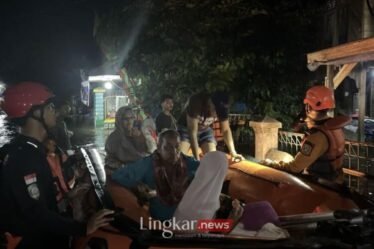 Tim SAR evakuasi warga terdampak banjir di Banjar Kalsel