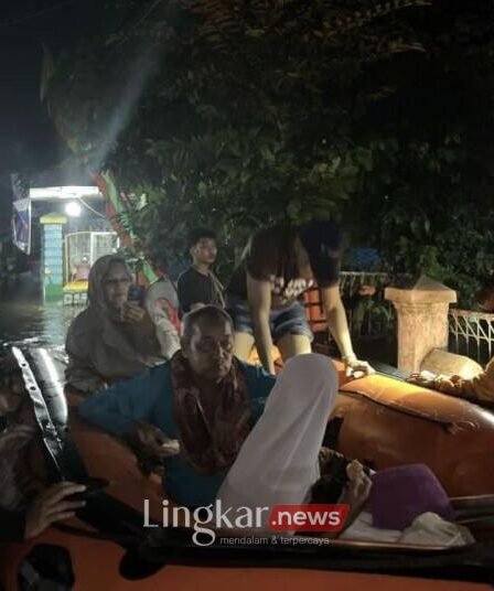 Tim SAR evakuasi warga terdampak banjir di Banjar Kalsel