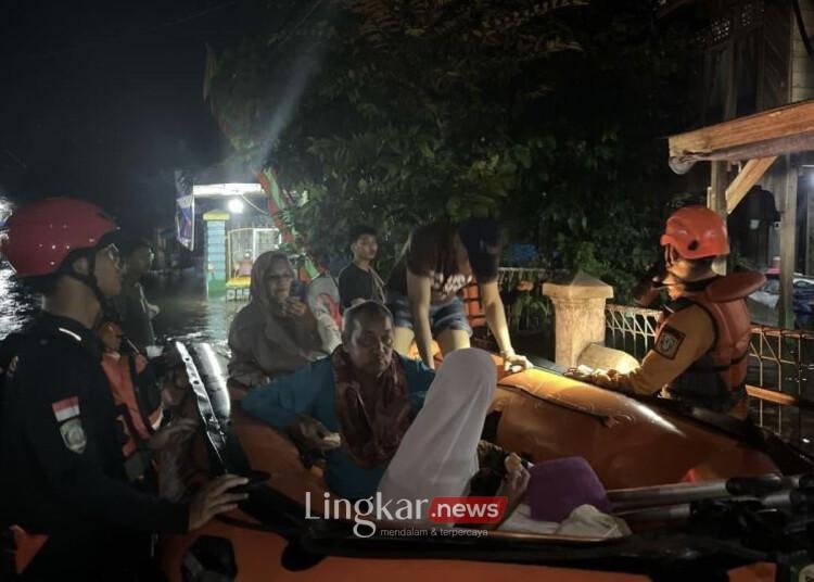 Tim SAR evakuasi warga terdampak banjir di Banjar Kalsel